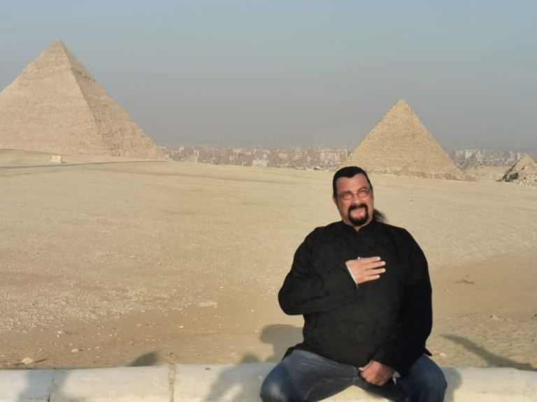 ستيفن سيجال وزوجته حرصا على التقاط الصور أمام الأهرامات