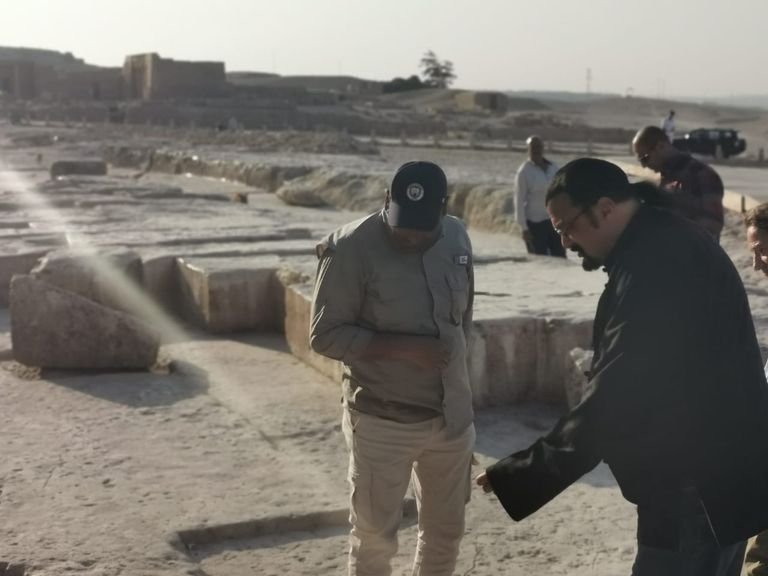 ستيفن سيجال وزوجته حرصا على التقاط الصور أمام الأهرامات