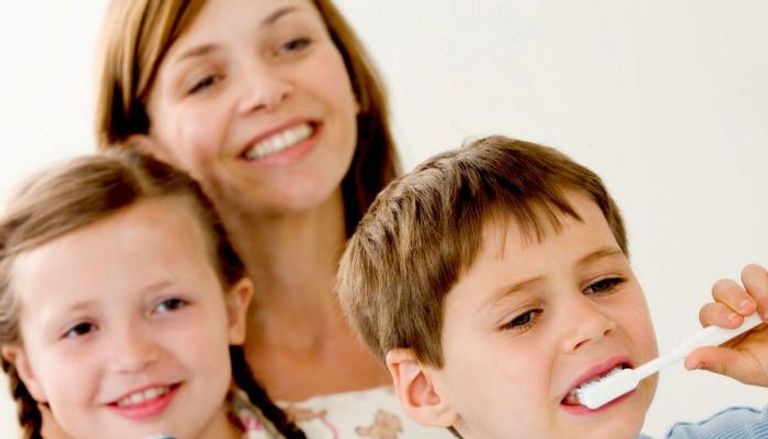 تنظيف الأسنان بالفرشاة بانتظام يضمن سلامة أسنان طفلك - أرشيفية