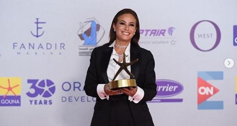 هند صبري تقبل جائزة أفضل ممثلة من مهرجان الجونة