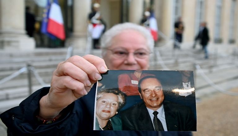 فرنسيون ينتظرون إلقاء نظرة على جثمان جاك شيراك