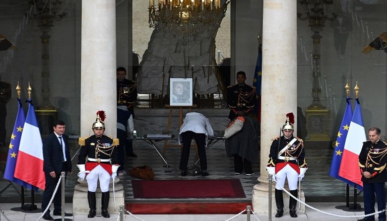 فرنسيون ينتظرون إلقاء نظرة على جثمان جاك شيراك