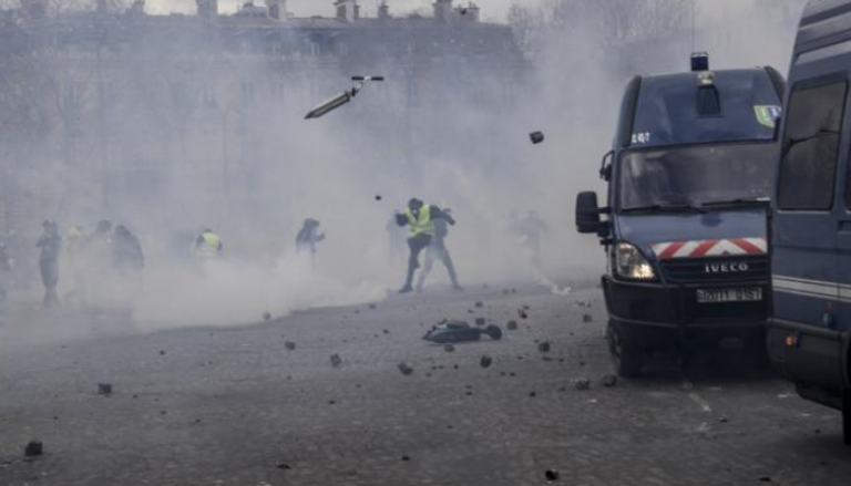 الشرطة الفرنسية تطلق الغاز على محتجي السترات الصفراء - أرشيفية