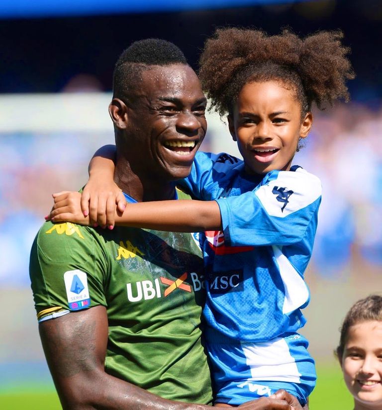 ماريو بالوتيلي وابنته ماريو بالوتيلي مهاجم بريشيا