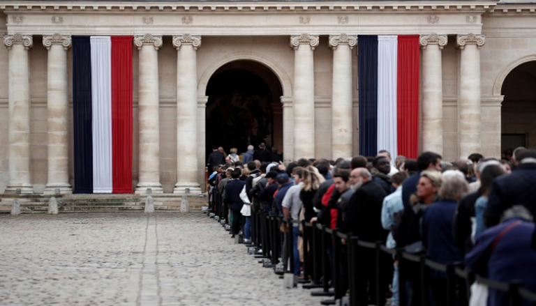 فرنسيون ينتظرون إلقاء نظرة على جثمان جاك شيراك