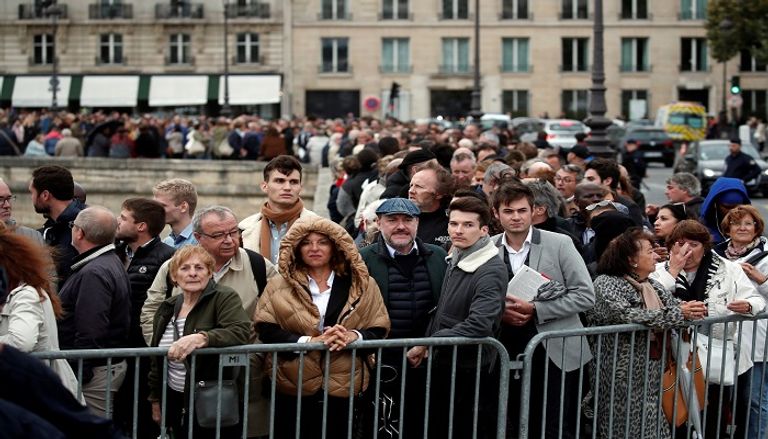 فرنسيون ينتظرون إلقاء نظرة على جثمان جاك شيراك