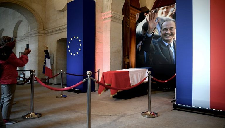 فرنسيون ينتظرون إلقاء نظرة على جثمان جاك شيراك