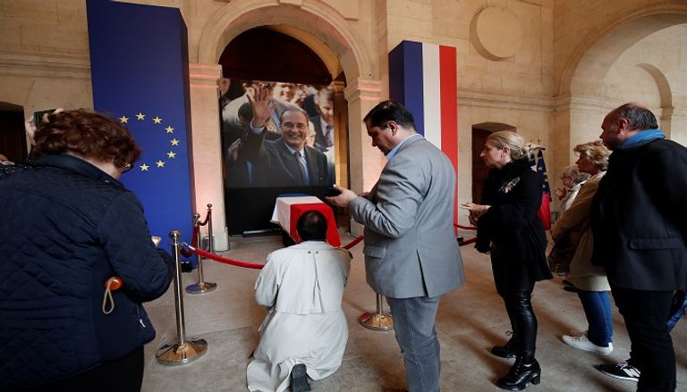 فرنسيون ينتظرون إلقاء نظرة على جثمان جاك شيراك