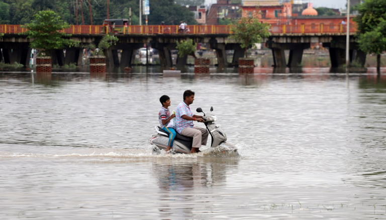 مياه الفيضانات غمرت الشوارع في شمال الهند