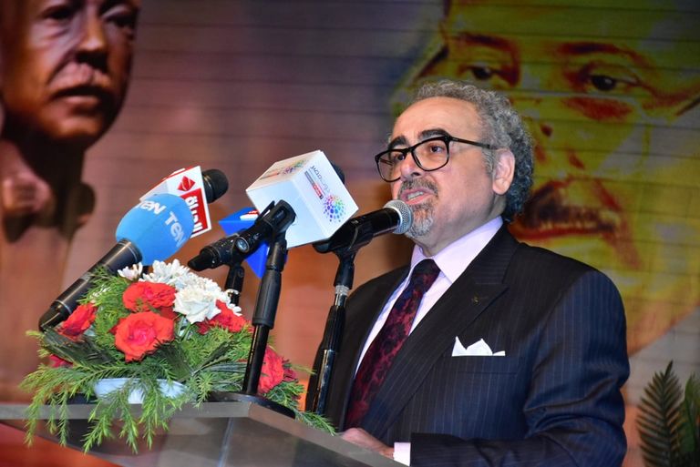 حجازي يتسلم جائزة اتحاد الكتاب