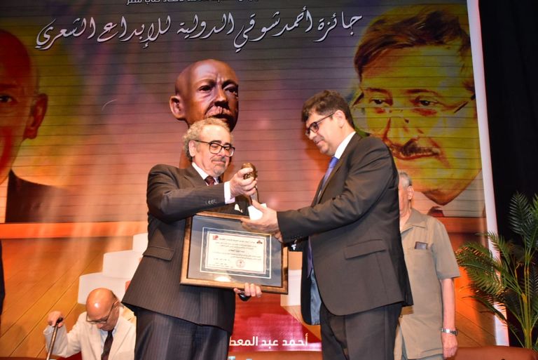 حجازي يتسلم جائزة اتحاد الكتاب