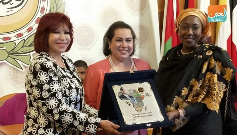 اتحاد المستثمرات العرب يكرم رئيسة جمعية سيدات أعمال البحرين