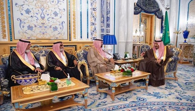 الملك سلمان بن عبدالعزيز آل سعود خلال استقباله أسرة الشهيد الفغم