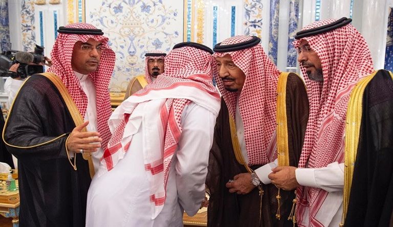 الملك سلمان بن عبدالعزيز آل سعود خلال استقباله أسرة الشهيد الفغم