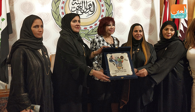 وفد من مجلس سيدات أعمال الإمارات خلال تكريمهن من اتحاد المستثمرات العرب  وفد مجلس سيدات أعمال الإمارات خلال تكريمهن من اتحاد المستثمرات العرب
