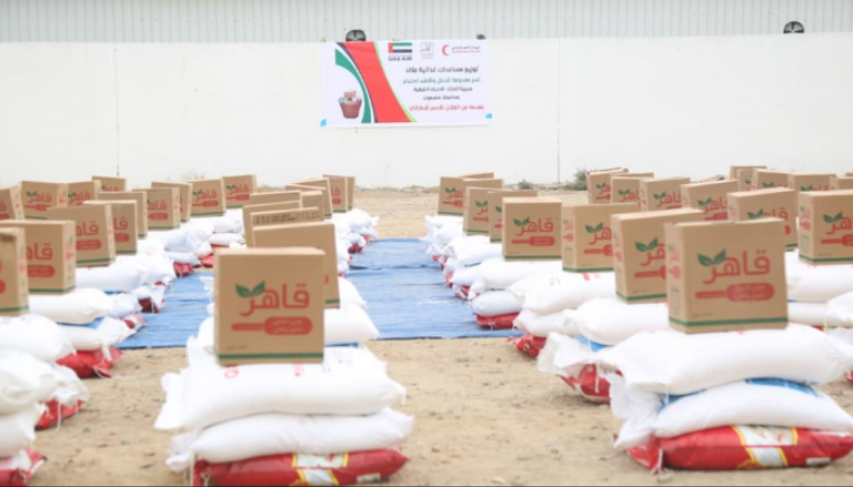 الإمارات تقدم 80 طنا من المساعدات الغذائية لأهالي 