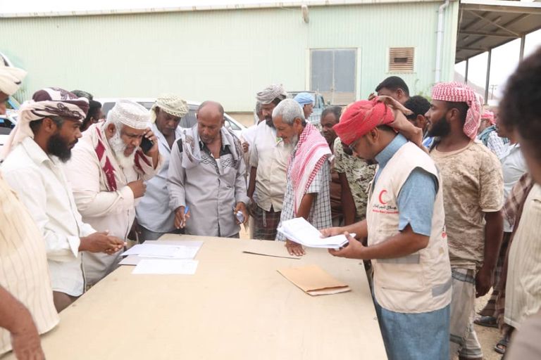 الإمارات تقدم 80 طنا من المساعدات الغذائية لأهالي