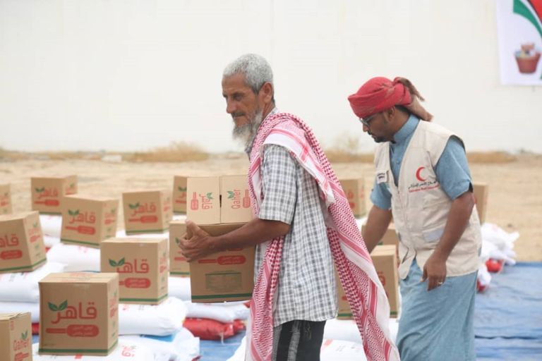 الإمارات تقدم 80 طنا من المساعدات الغذائية لأهالي