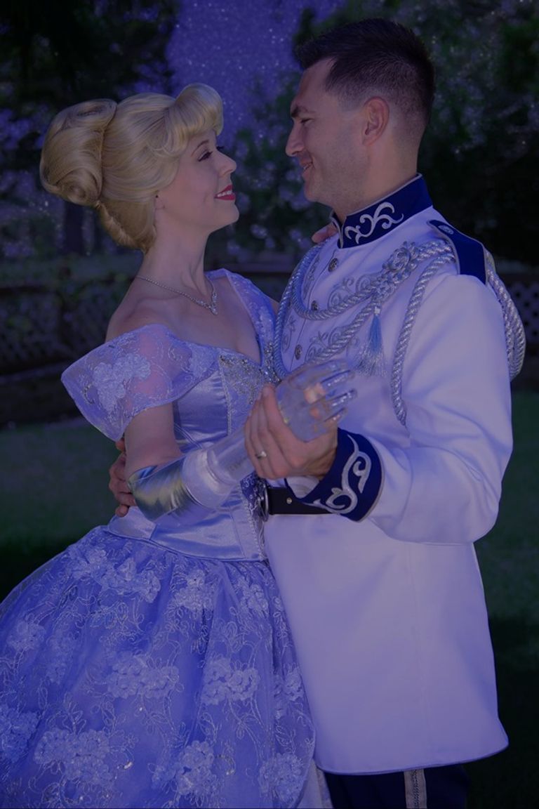 بورسلي مع زوجها الذي يرتدي ملابس فارس الأحلام في جلسة التصوير