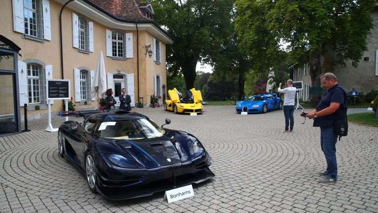 جانب من السيارات المعروضة للبيع في المزاد