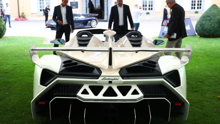 جانب من السيارات المعروضة للبيع في المزاد