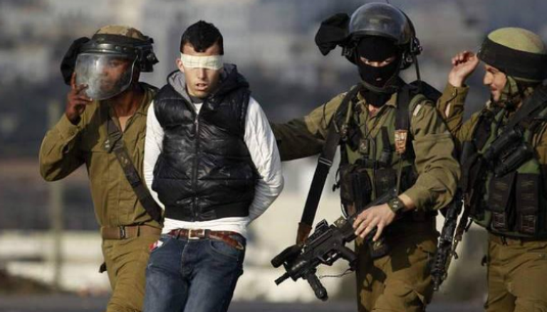قوات الاحتلال الإسرائيلي تعتقل شابا فلسطينيا - أرشيفية