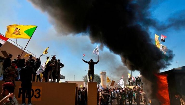 مليشيات إيرانية تحاصر السفارة الأمريكية في بغداد - أسوشيتد برس