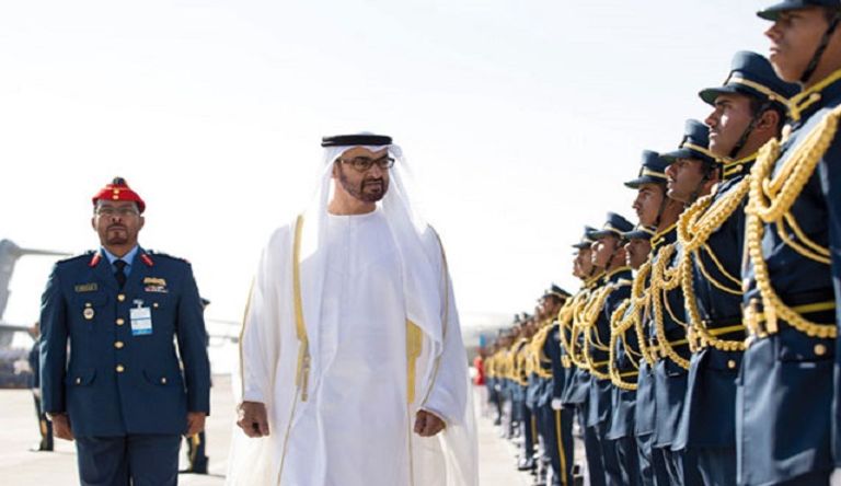 الشيخ محمد بن زايد آل نهيان متحدثا لمجموعة من القوات الإماراتية