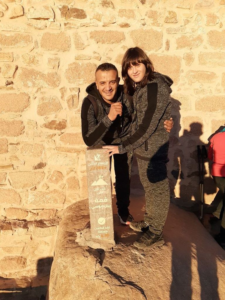 محمد حسين يصعد لقمة جبل موسى في مصر