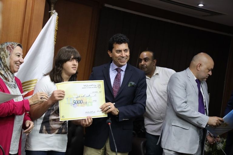 محمد حسين يصعد لقمة جبل موسى في مصر