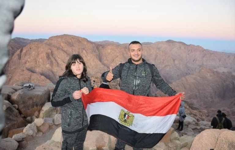 محمد حسين يصعد لقمة جبل موسى في مصر