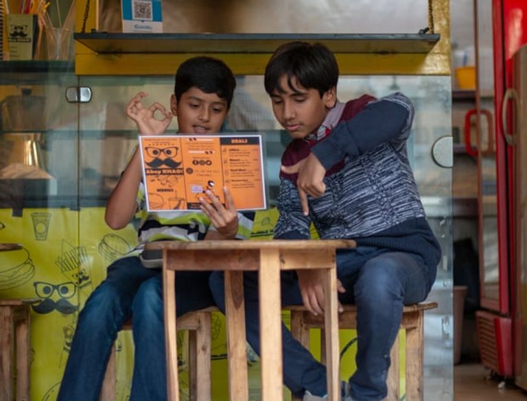 زبون يطلب الطعام بلغة الإشارة من أحد العاملين بالمطعم