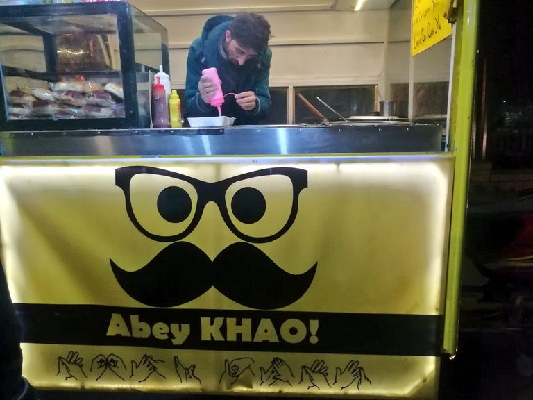 زبون يطلب الطعام بلغة الإشارة من أحد العاملين بالمطعم