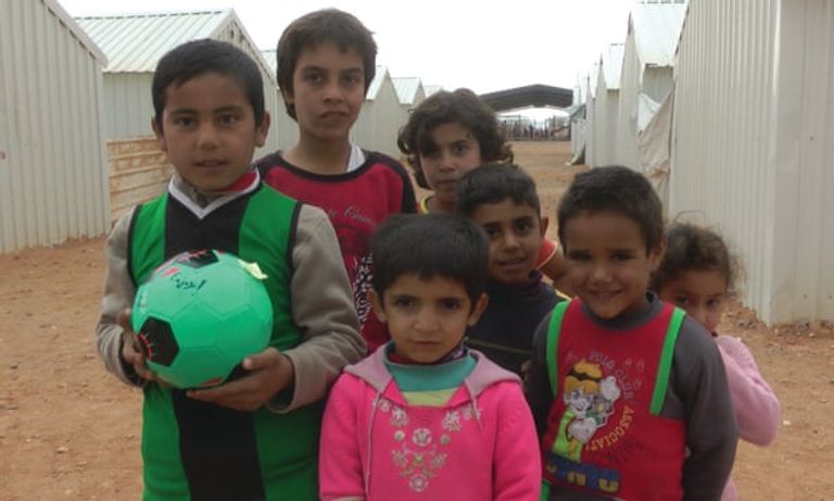 يوفر فوكس الصابون أيضا للاجئين في المخيمات