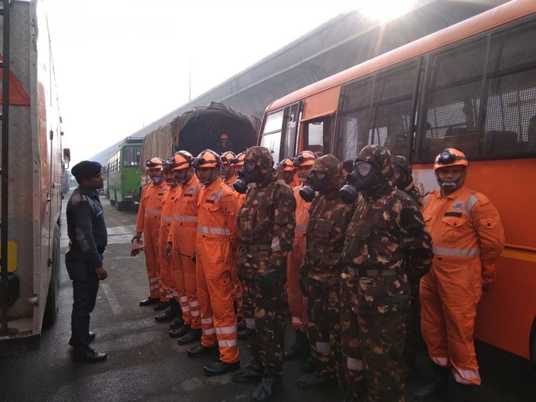 رجال الإطفاء في المصنع