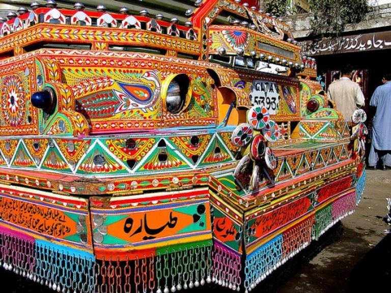 تلوين الشاحنة الواحدة يتكلف نحو 6000 دولار أمريكي