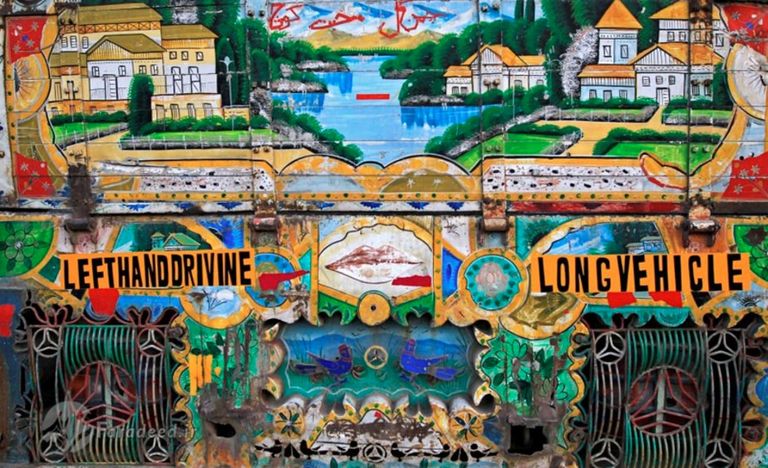 تلوين الشاحنة الواحدة يتكلف نحو 6000 دولار أمريكي