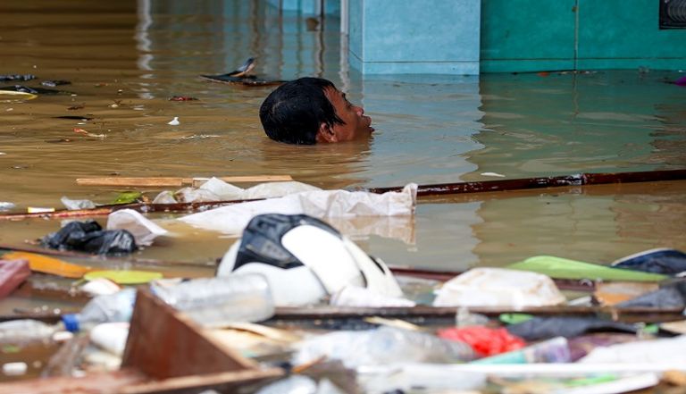 السلطات الإندونيسية أجلت عشرات الآلاف من جاكرتا