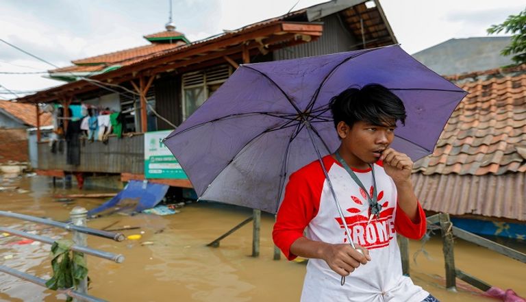 السلطات الإندونيسية أجلت عشرات الآلاف من جاكرتا