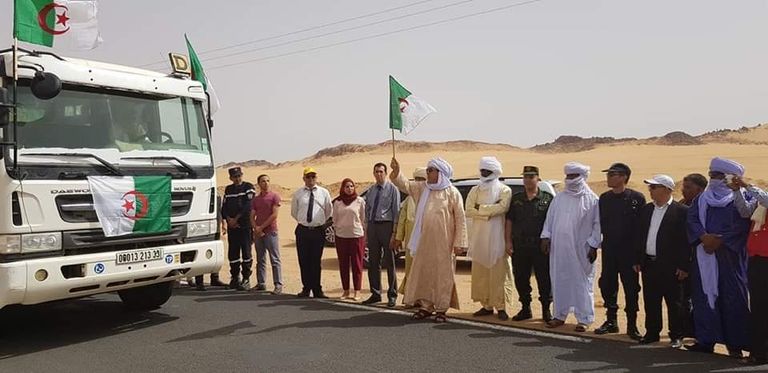 مساعدات إنسانية جزائرية نحو ليبيا علما ليبيا والجزائر