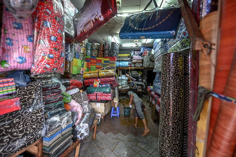 الفيضانات تغرق شوارع إندونيسيا