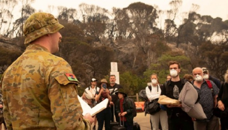 عنصر من الجيش الأسترالي خلال عمليات الإنقاذ