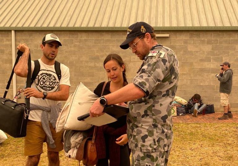 عنصر من الجيش الأسترالي خلال عمليات الإنقاذ