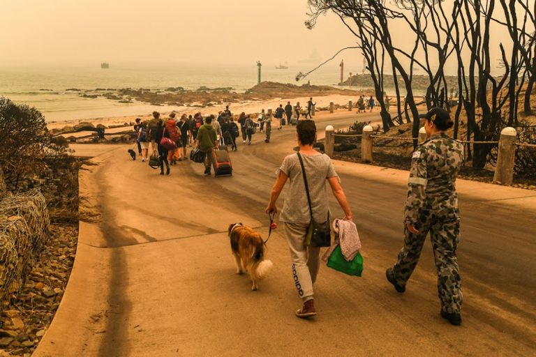 عنصر من الجيش الأسترالي خلال عمليات الإنقاذ