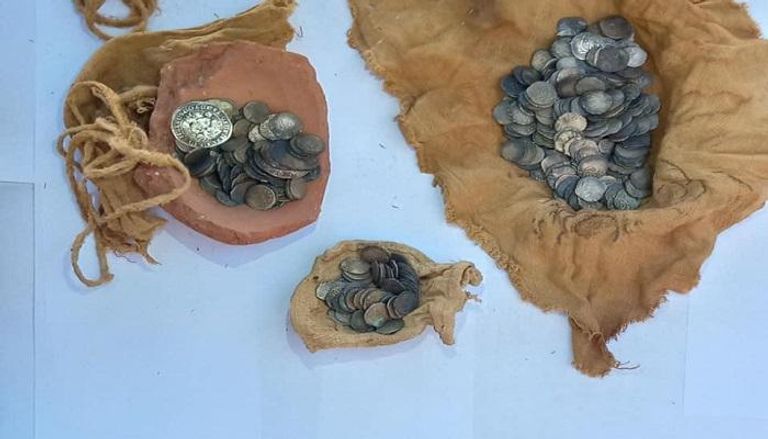 اكتشاف 370 عملة معدنية بكنيسة أثرية جنوب مصر