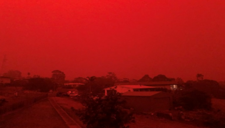 السماء تضيء باللون الأحمر مع اقتراب حرائق الغابات في فيكتوريا