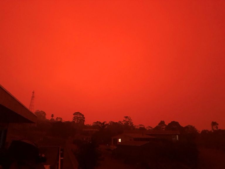 السماء تضيء باللون الأحمر مع اقتراب حرائق الغابات في فيكتوريا