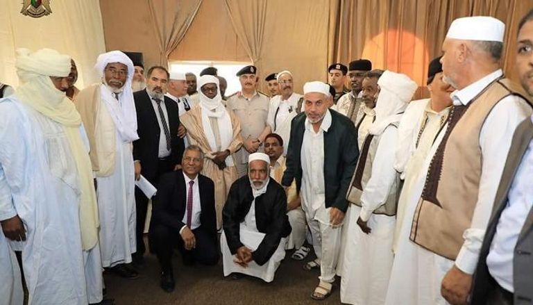 أعيان من قبائل ليبيا في اجتماع سابق مع المشير خليفة حفتر