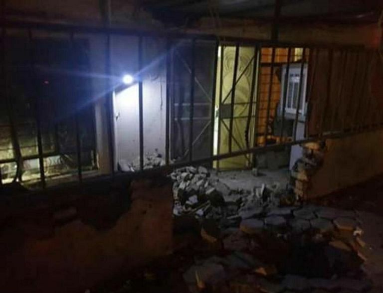 محيط الموقع الذي تعرض للقصف الصاروخي