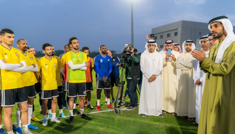 الشيخ راشد بن حميد النعيمي مع لاعبي الإمارات